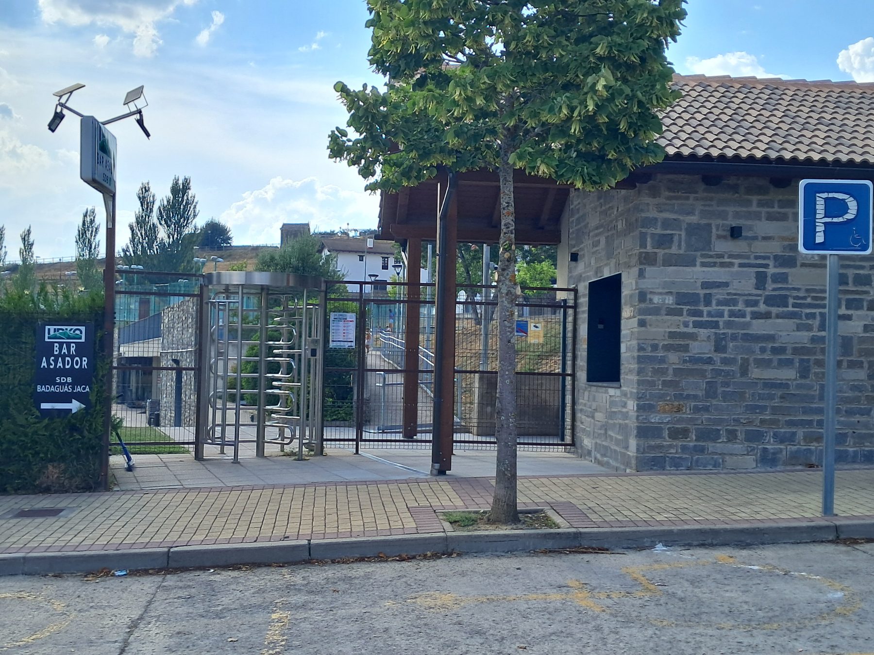 Entrada exterior a Urko Bar Asador en Badaguás, con el cartel del bar asador y el acceso a las instalaciones